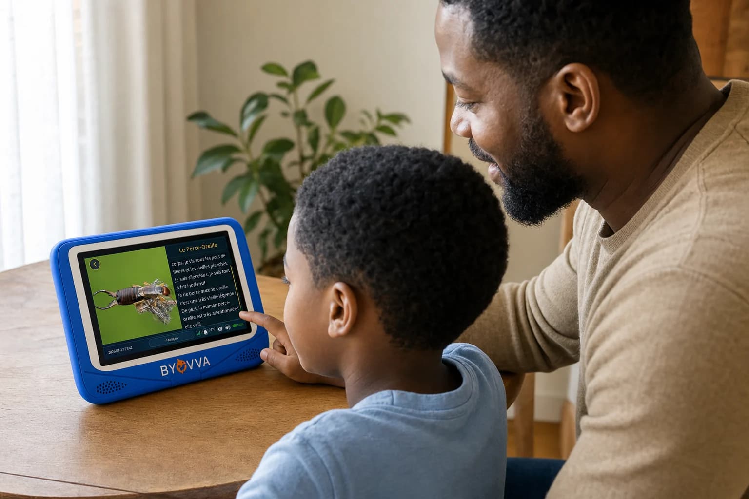 Un enfant et son parent découvrent le module Animaux sur une tablette BYOVVA.